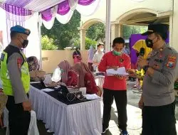 Gelar Serbuan Vaksinasi, Kapolsek Jogorogo Bagikan Ratusan Sembako