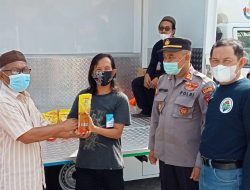 Bagi-bagi Minyak Goreng, Jurus Polsek Bantarujeg Ajak Masyarakat Vaksinasi