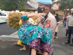 Bikin Haru, Kasi Propam Polres Majalengka Bopong Lansia untuk Divaksin Covid-19