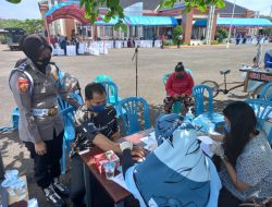 Tanpa Lelah, Polwan Propam Polres Majalengka Bantu Nakes Laksanakan Vaksinasi
