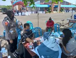 Tanpa Lelah, Polwan Propam Polres Majalengka Bantu Nakes Laksanakan Vaksinasi