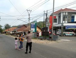 Pengaturan Lalu Lintas dan Bantu Penyeberangan Anak Sekolah Bentuk Pelayanan Prima Polsek Banjaran