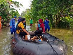 POLRES CILACAP EVAKUASI WARGA TERDAMPAK BANJIR DI WILAYAH KEC. NUSAWUNGU DAN PENDISTRIBUSIAN BANTUAN DARI KEMENSOS RI DAN DINSOS KAB. CILACAP