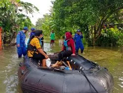 POLRES CILACAP EVAKUASI WARGA TERDAMPAK BANJIR DI WILAYAH KEC. NUSAWUNGU DAN PENDISTRIBUSIAN BANTUAN DARI KEMENSOS RI DAN DINSOS KAB. CILACAP