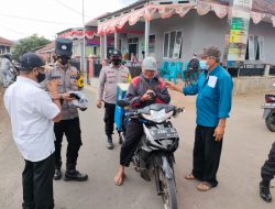 Polisi Sektor Cingambul Berikan Masker Kepada Masyarakat Dalam Operasi Prokes