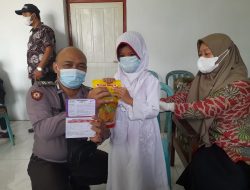 Jurus Polisi di Majalengka Bagi-bagi Minyak Goreng Ajak Masyarakat Vaksinasi
