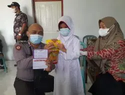 Jurus Polisi di Majalengka Bagi-bagi Minyak Goreng Ajak Masyarakat Vaksinasi