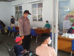 Bhabinkamtibmas Bersama Kanit Binmas Polsek Bantarujeg Monitoring Pelaksanaan Vaksinasi