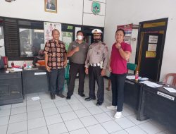Polsek Jatiwangi Apresiasi Pemerintahan Desa Surawangi Bagikan Minyak Goreng Bagi Warga Di Vaksin