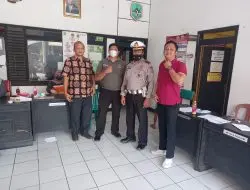 Polsek Jatiwangi Apresiasi Pemerintahan Desa Surawangi Bagikan Minyak Goreng Bagi Warga Di Vaksin