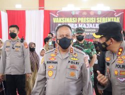Kapolda Jabar Tinjau Vaksinasi Presisi Serentak dan Salurkan Bansos di Polres Majalengka