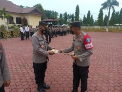 Kapolres Aceh Tamiang AKBP Imam Asfali. SIK, memberikan penghargaan kepada Dua Kapolsek jajaran Polres Aceh Tamiang.