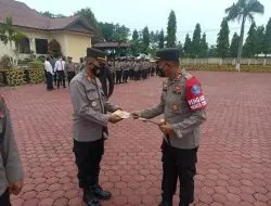 Kapolres Aceh Tamiang AKBP Imam Asfali. SIK, memberikan penghargaan kepada Dua Kapolsek jajaran Polres Aceh Tamiang.