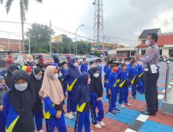 Tanaman Sejak Dini, Unit Kamsel Satlantas Polres Majalengka Berikan Penyuluhan Tenatang Lalulintas Kepada Murid MI Plus Istiqomah