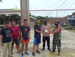 Dukung Masyarakat Giat Olahraga, Bhabinkamtibmas Bersama Babinsa Berikan Bola Volly