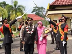 Upacara Pedang Pora Melepas Purna Bhakti AKP Mahmud di Polres Beltim