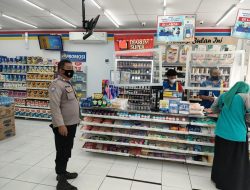 Sambangi Alfamart dan Ruko, Bhabinkamtibmas Polsek Cingambul Sampaikan Pesan Kamtibmas