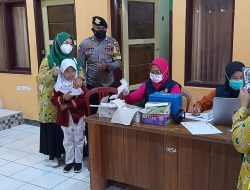 Tinjau Vaksinasi Anak Usia 6-11 Tahun, Bhabinkamtibmas Harap Anak Terlindungi Covid-19