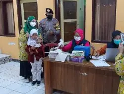 Tinjau Vaksinasi Anak Usia 6-11 Tahun, Bhabinkamtibmas Harap Anak Terlindungi Covid-19