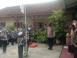 Kapolsek Leuwimunding Jadi Pembina Upacara Hari Jadi Polisi Cilik Memperagakan Gerakan Tertib Berlalulintas