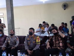 Kapolres Majalengka Ikuti Zoom Cloud Meetings Dengan Kapolri Di Kantor Desa Ciborelang Kecamatan Jatiwangi