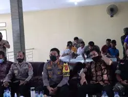 Kapolres Majalengka Ikuti Zoom Cloud Meetings Dengan Kapolri Di Kantor Desa Ciborelang Kecamatan Jatiwangi