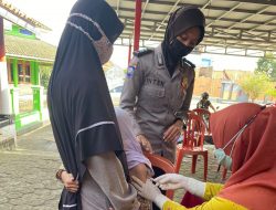 Tangguh ! Polwan Polsek Sukahaji, Terjun Langsung Monitoring Vaksinasi Covid-19