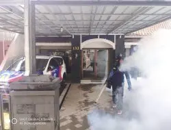 Antisipasi DBD, Polres Banjar Lakukan Fogging