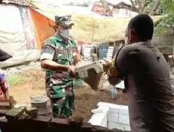Polisi dan TNI di Karawang Bantu Nenek Atem Buatkan Toilet