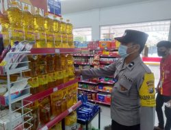Peduli Beban Warga, Polsek Jogorogo Bagikan Nasi Bungkus Gratis