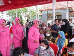 Dukung Percepatan Vaksinasi Covid-19, Bhayangkari Ranting Polsek Kasokandel Berikan Semangat Pada Warga