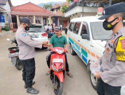 Pangkas Penyebaran Corona, Bhabinkamtibmas Polsek Cingambul Berikan Masker Sekaligus Himbauan Prokes