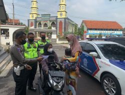 Sosialisasikan Prokes Covid-19, Satlantas Polres Majalengka Bagikan Masker