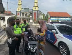 Sosialisasikan Prokes Covid-19, Satlantas Polres Majalengka Bagikan Masker