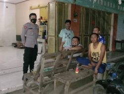Patroli Malam Hari, Polsek Sukahaji Berikan Himbauan Penerapan Prokes Dan Kamtibmas Kepada Warga