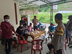 Bhabinkamtibmas Laksanakan Patroli Door to Door Untuk Ajak Masyarakat Patuhi Protokol Kesehatan
