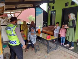 Anggota Patroli Polsek Banjaran Himbau Warga Untuk Gunakan Masker