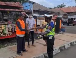 Bagikan Masker Secara Gratis, Satlantas Polres Majalengka Tak Lupa Edukasi Tertib Lalu Lintas Pada Warga