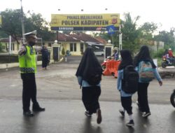 Untuk Keselamatan, Sat Lantas Polsek Kadipaten Berikan Pelayanan Prima di Pagi Hari