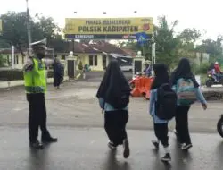 Untuk Keselamatan, Sat Lantas Polsek Kadipaten Berikan Pelayanan Prima di Pagi Hari