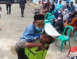 Anggota Satlantas Polres Majalengka Rela Gendong Lansia ke Tempat Vaksin