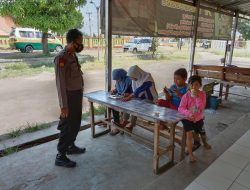 Anggota Polsek Palasah Dengan Humanis Tegur Warga Tak Gunakan Masker Serta Edukasi Prokes