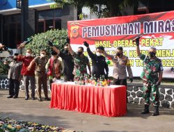 Jelang Bulan Suci Ramdhan 1443 H, Polres Majalengka Musnahkan Ribuan Botol Miras