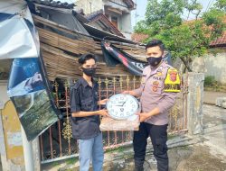 Pererat Silaturahmi, Bhabinkamtibmas Polsek Sukahaji Berikan Bantuan Sarana Kontak Pada Warga Binaanya