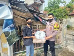 Pererat Silaturahmi, Bhabinkamtibmas Polsek Sukahaji Berikan Bantuan Sarana Kontak Pada Warga Binaanya