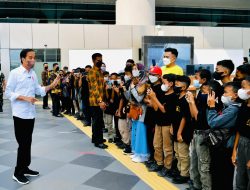 Tiba di YIA, Presiden Sapa Penumpang