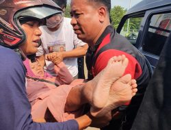 Sigap Dan Tanggap, Anggota Humas Polres Majalengka Bantu Korban Kecelakaan