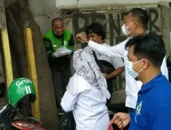 Jum'at Berbagi bersama Yayasan Zulva Birro Putri membagikan makan gratis pada para pekerja non pormal