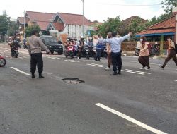 Awali Yanmas Pagi, Polsek Cigasong Gatur Lalin Pagi Di Depan SDN 1 Cicenang