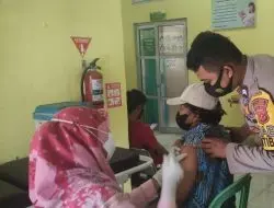 Pacu Percepatan Vaksinasi, Bhabinkamtibmas Polsek Sukahaji Lakukan Monitoring Vaksinasi Serentak